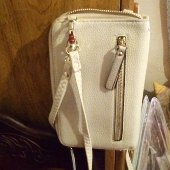 This is a nice Michael kors beige handbag with the one scrap going to cross - Picture 2 of 2